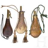 Zwei Pulverflaschen und ein Schrotbeutel, deutsch oder Frankreich, Mitte 19. Jhdt. - photo 1