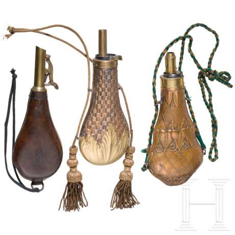 Zwei Pulverflaschen und ein Schrotbeutel, deutsch oder Frankreich, Mitte 19. Jhdt. - photo 1