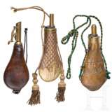 Zwei Pulverflaschen und ein Schrotbeutel, deutsch oder Frankreich, Mitte 19. Jhdt. - photo 2