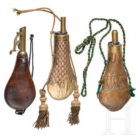 Zwei Pulverflaschen und ein Schrotbeutel, deutsch oder Frankreich, Mitte 19. Jhdt. - photo 2