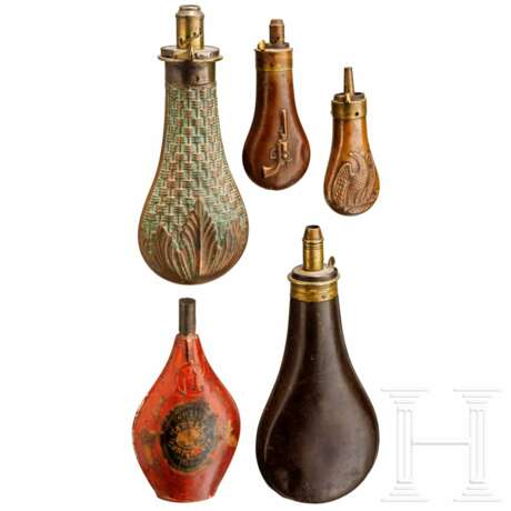 Fünf Pulverflaschen, England, deutsch und amerikanisch, 19. Jhdt. - photo 1 Fünf Pulverflaschen, England, deutsch und amerikanisch, 19. Jhdt. - photo 1