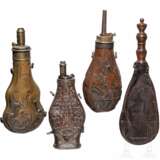 Drei Pulverflaschen aus Kupfer und ein Schrotbeutel, deutsch/England, 19. Jhdt. - фото 1