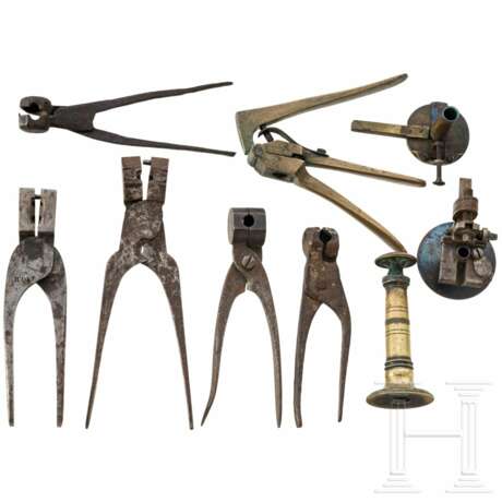 Konvolut mit Diopter, Kugelsetzer, Kugel- und Delaborierzange, 19. Jhdt. - photo 1 Konvolut mit Diopter, Kugelsetzer, Kugel- und Delaborierzange, 19. Jhdt. - photo 1