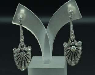 Boucles d&39;oreilles en platine avec 56 diamants naturels