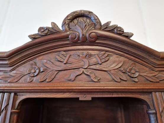 Buffet sculpté en bois. Chêne. Hollande. Années 1910. Dimensions : hauteur 243 cm ; largeur 130 cm ; profondeur 51 cm. Oak Other style Early 20th century - Foto 4 Buffet sculpté en bois. Chêne. Hollande. Années 1910. Dimensions : hauteur 243 cm ; largeur 130 cm ; profondeur 51 cm. Oak Other style Early 20th century - Foto 4