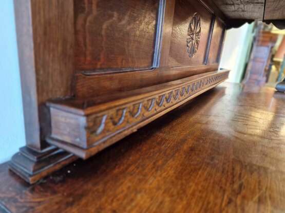 Buffet sculpté en bois. Chêne. Hollande. Années 1910. Dimensions : hauteur 243 cm ; largeur 130 cm ; profondeur 51 cm. Oak Other style Early 20th century - Foto 8 Buffet sculpté en bois. Chêne. Hollande. Années 1910. Dimensions : hauteur 243 cm ; largeur 130 cm ; profondeur 51 cm. Oak Other style Early 20th century - Foto 8