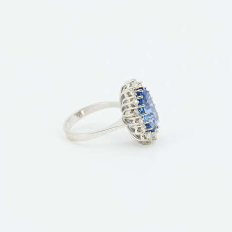 Sri Lanka Sapphire-Diamond-Entourage Ring - photo 4 Sri Lanka Sapphire-Diamond-Entourage Ring - photo 4