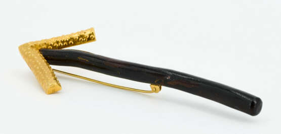 Black Coral-Gold-Brooch 'Arrow' - photo 4