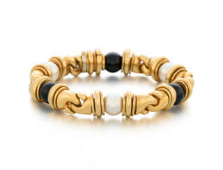 Onyx-Pearl-Gold-Bracelet