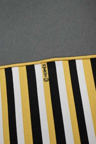 Hermès Seiden Dreieckstuch "H Au Galopp" in gold/s… - Foto 6