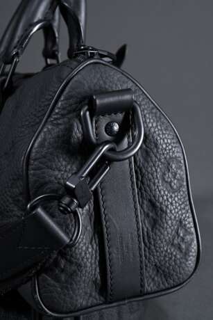 Louis Vuitton "Keepall 25" Tasche in schwarzem Tau… - Foto 2