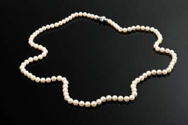 Cultured pearl necklace on 585 white gold brillian…