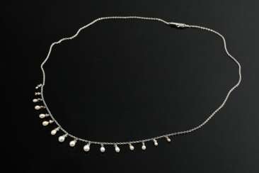 Delicate Art Nouveau platinum necklace with 16 han…