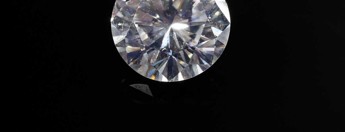 Unmounted brilliant-cut diamond (2.21 ct, SI1/TW),…