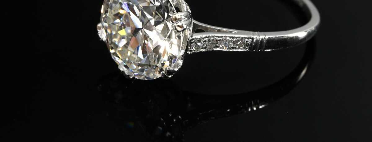 Platinum ring with old-cut solitaire diamond (appr…