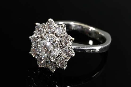 High-quality 585 white gold ring in flower shape w… - photo 2 High-quality 585 white gold ring in flower shape w… - photo 2