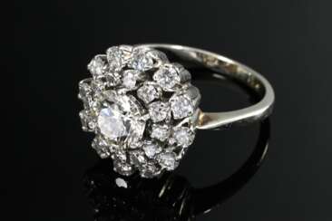 Radiant 750 white gold cocktail ring with solitair…