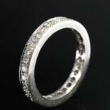 750 white gold memory ring with 31 brilliant-cut d… - фото 1