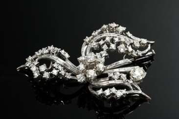 Delicate mid-century white gold 750 pin with brill…