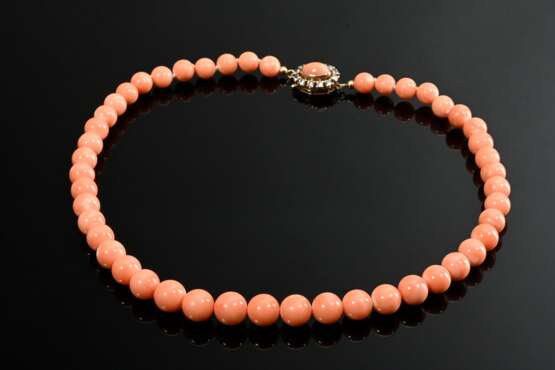 Lightweight coral choker with oval gold-plated sil… - photo 1