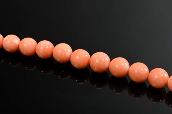 Lightweight coral choker with oval gold-plated sil… - photo 3