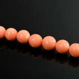 Lightweight coral choker with oval gold-plated sil… - photo 3