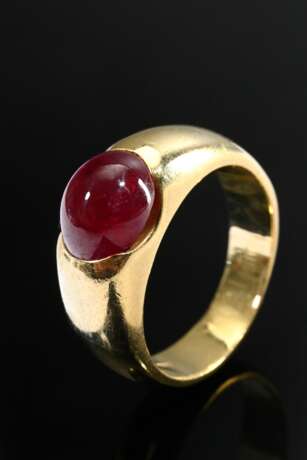 Classic 750 yellow gold band ring with ruby caboch… - photo 1