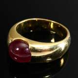 Classic 750 yellow gold band ring with ruby caboch… - photo 2