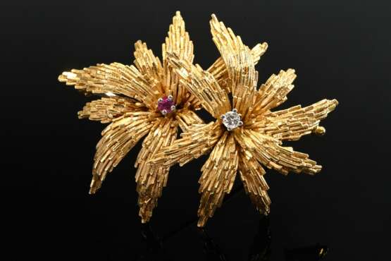 Mid-century yellow gold 750 double flower brooch w… - фото 1 Mid-century yellow gold 750 double flower brooch w… - фото 1