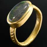 Handcrafted 750 yellow gold ring with oval grey op… - фото 1