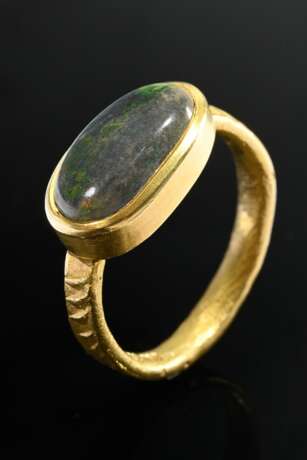 Handcrafted 750 yellow gold ring with oval grey op… - фото 1 Handcrafted 750 yellow gold ring with oval grey op… - фото 1