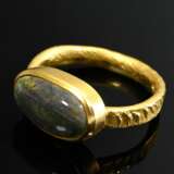 Handcrafted 750 yellow gold ring with oval grey op… - фото 2