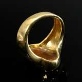 Handcrafted 750 yellow gold ring with irregular in… - фото 4