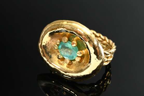 Large 900 yellow gold ring with emerald in prong s… - фото 1 Large 900 yellow gold ring with emerald in prong s… - фото 1