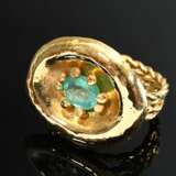 Large 900 yellow gold ring with emerald in prong s… - фото 1