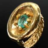 Large 900 yellow gold ring with emerald in prong s… - фото 2