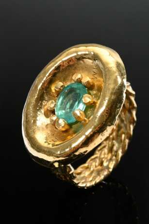 Large 900 yellow gold ring with emerald in prong s… - фото 2 Large 900 yellow gold ring with emerald in prong s… - фото 2