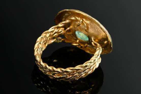 Large 900 yellow gold ring with emerald in prong s… - фото 3 Large 900 yellow gold ring with emerald in prong s… - фото 3