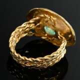 Large 900 yellow gold ring with emerald in prong s… - фото 3