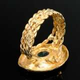 Large 900 yellow gold ring with emerald in prong s… - фото 4