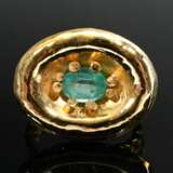 Large 900 yellow gold ring with emerald in prong s… - фото 5