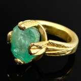 Handcrafted 750 yellow gold ring with large emeral… - photo 2