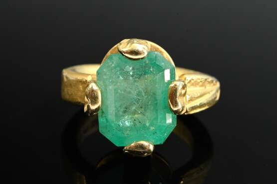Handcrafted 750 yellow gold ring with large emeral… - photo 3