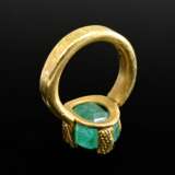 Handcrafted 750 yellow gold ring with large emeral… - photo 4