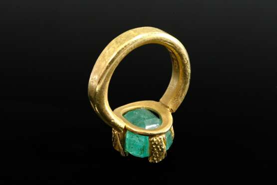 Handcrafted 750 yellow gold ring with large emeral… - photo 4