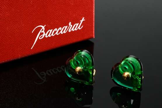 Pair of Baccarat ‘Coeur’ ear clips in green crysta… - фото 1 Pair of Baccarat ‘Coeur’ ear clips in green crysta… - фото 1