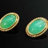 Pair of oval 750 yellow gold ear clips with chryso… - фото 1