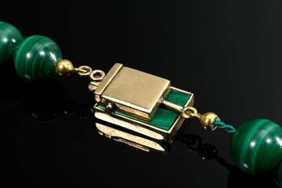 Long malachite bead necklace with yellow gold 750 … - photo 3 Long malachite bead necklace with yellow gold 750 … - photo 3