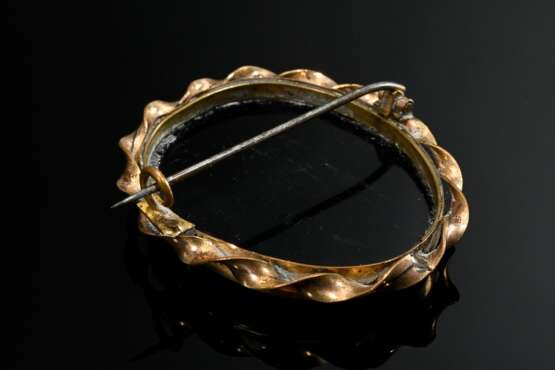 Oval doublé pin with fine micro mosaic ‘grape’ on … - photo 3 Oval doublé pin with fine micro mosaic ‘grape’ on … - photo 3