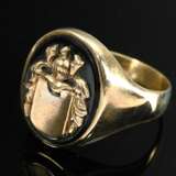 Yellow gold 333 signet ring with unengraved coat o… - фото 1